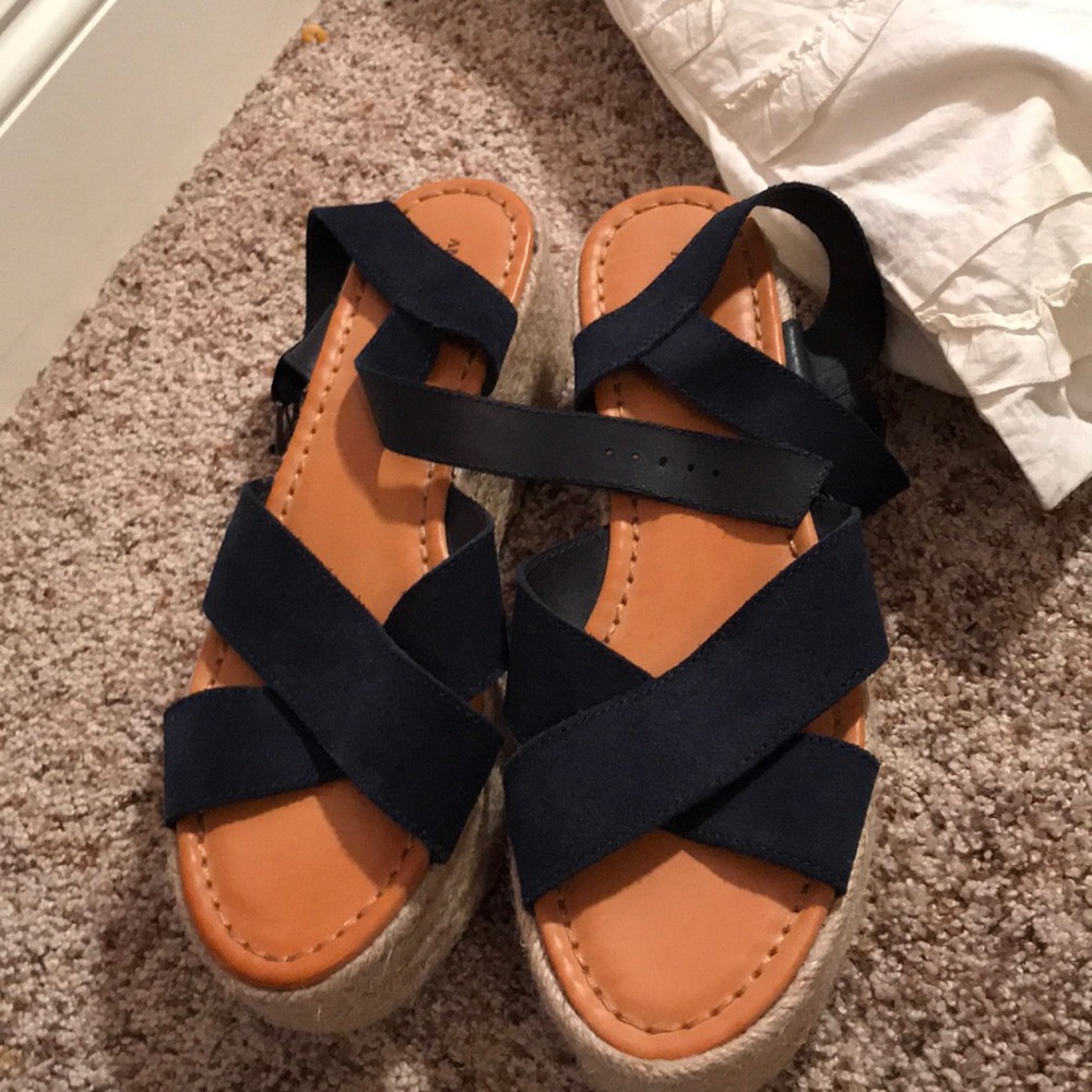 Never worn!!! As navy blue platforms